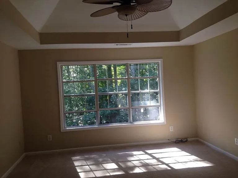 Master suite w vaulted ceilings