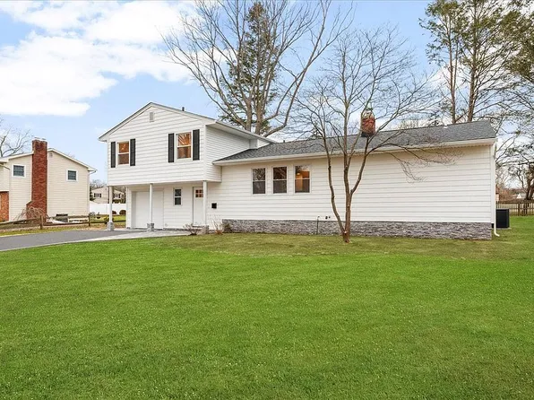9 Fenton St, Melville, NY 11747