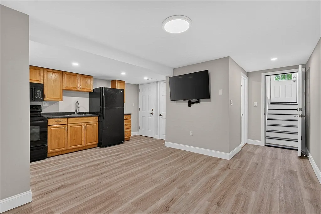 Building Photo - 40 Elm St #B