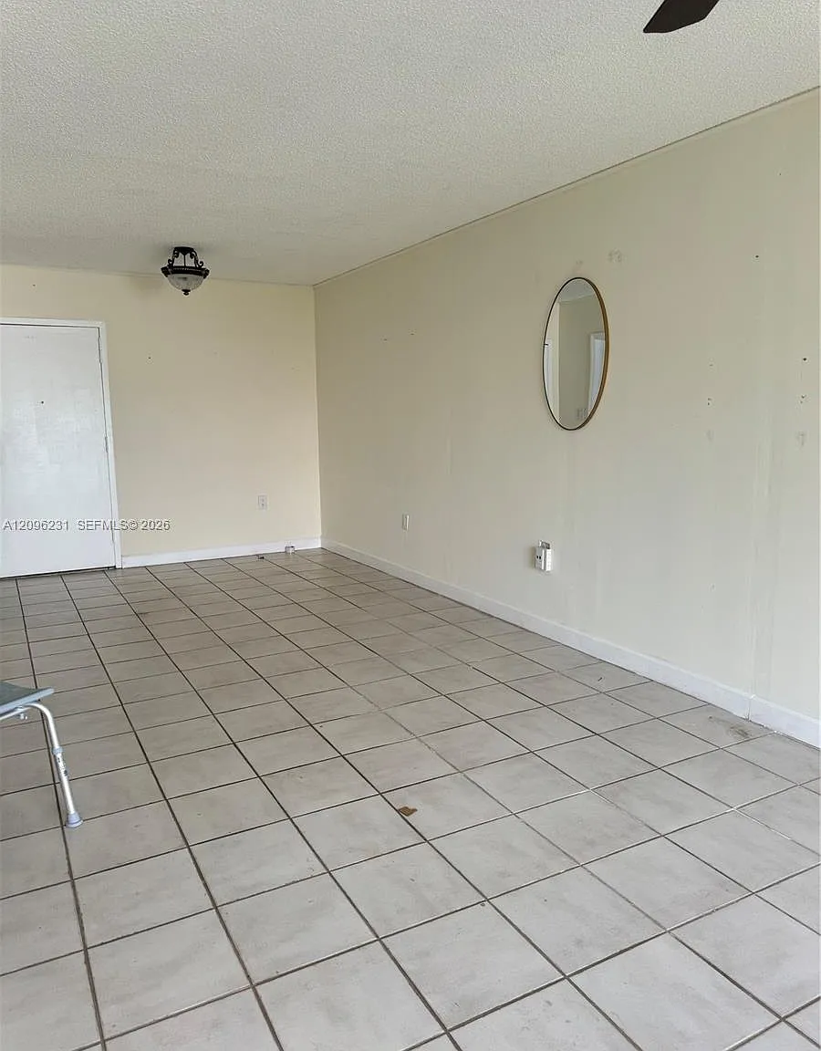 Virginia Grdens Condo — Photo 3