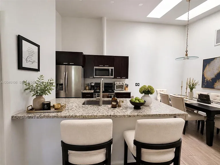 2566 N Nob Hill Rd — Photo 1