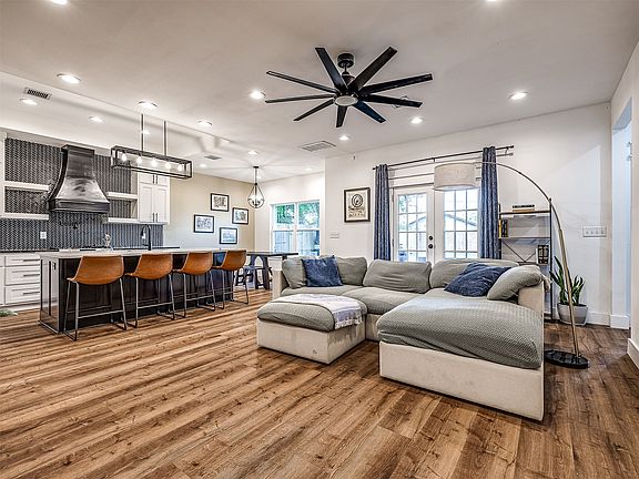 3rd image of 437 E Latimer Pl