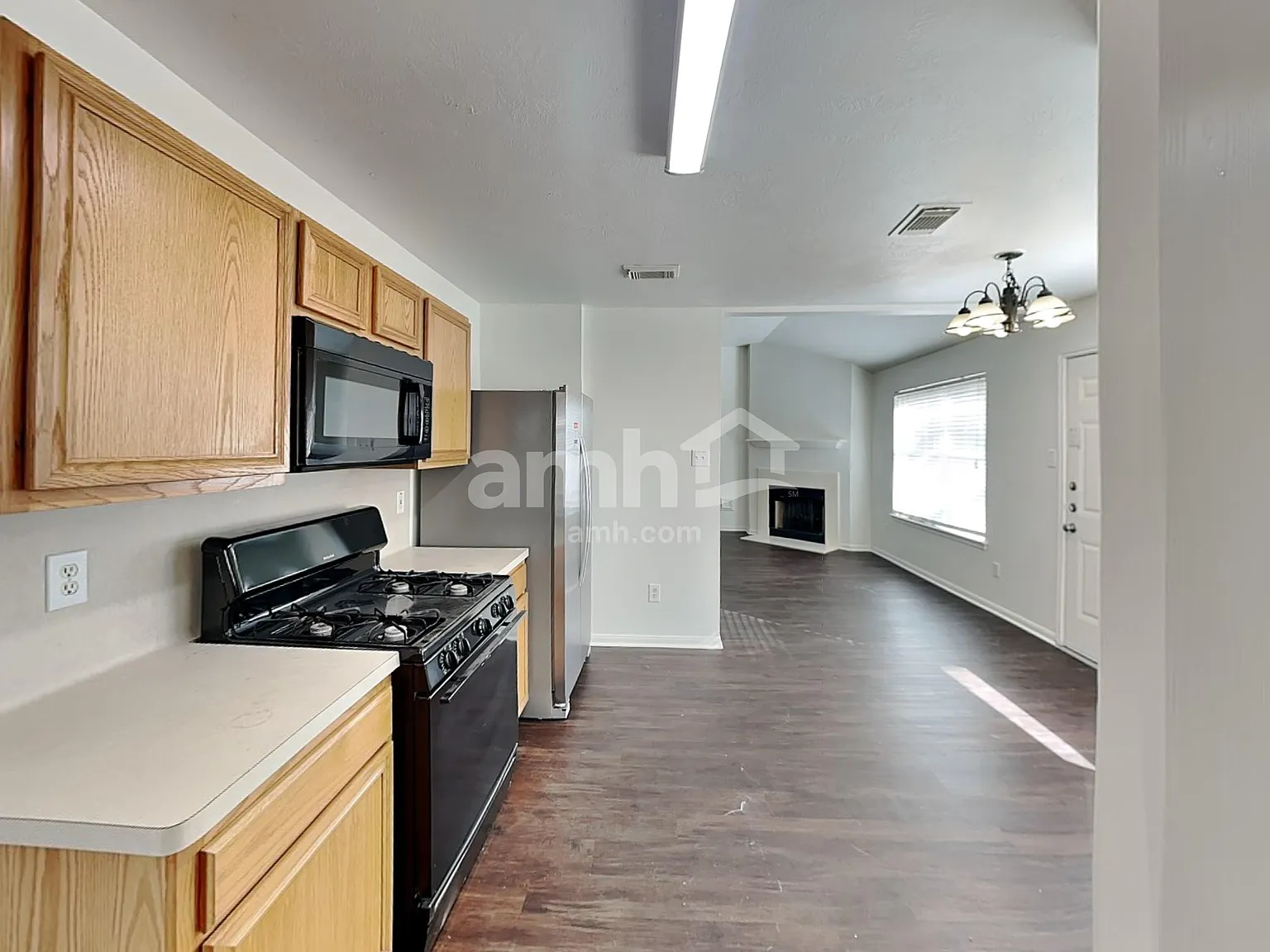 3 bed, 2.0 bath, 1839 sqft, $2,045 — Photo 3