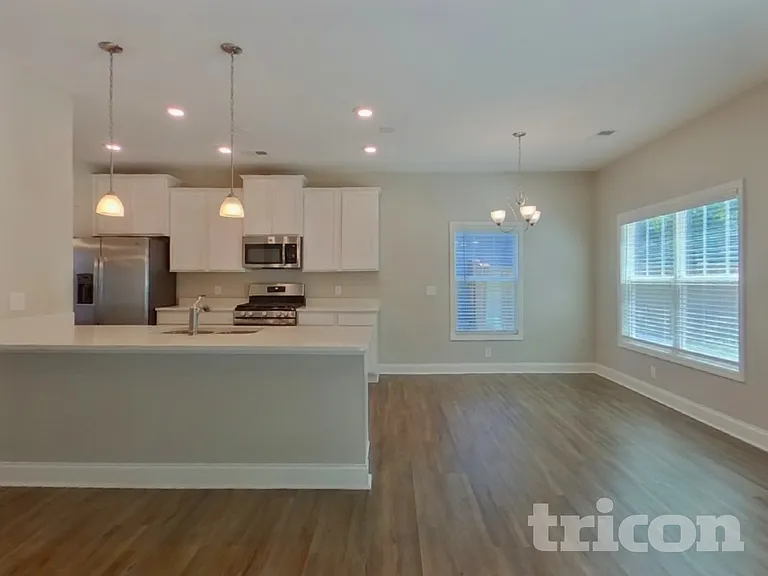 563 Roseridge Dr — Photo 4