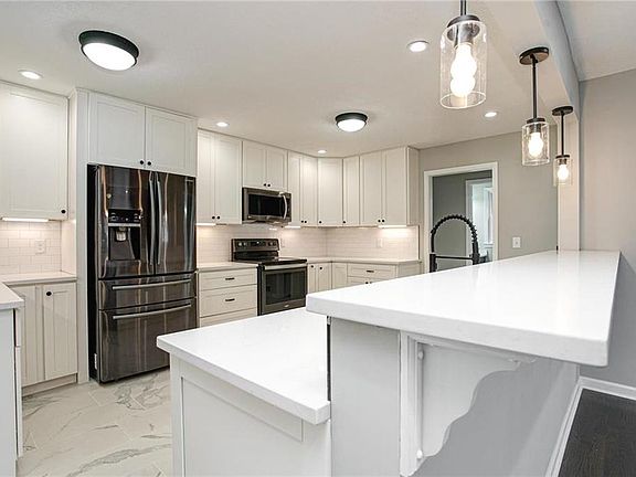 5th image of 16 W Bridlespur Dr