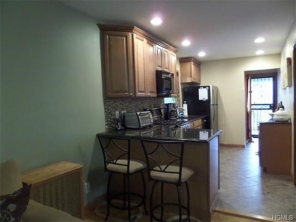 5th image of 48 Poplar Ave #48