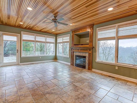 5th image of 555 Karlenia Ct