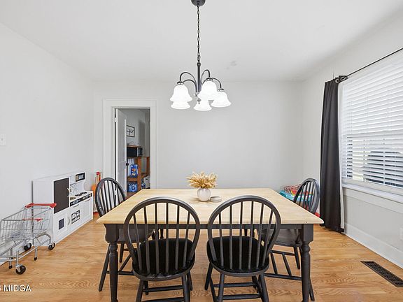 5th image of 176 Childs St