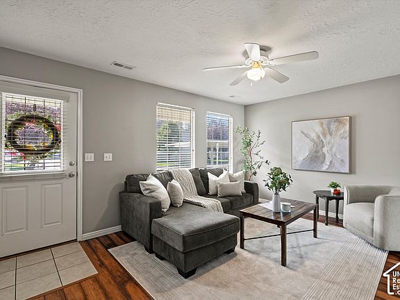 3rd image of 1032 Sara Ln