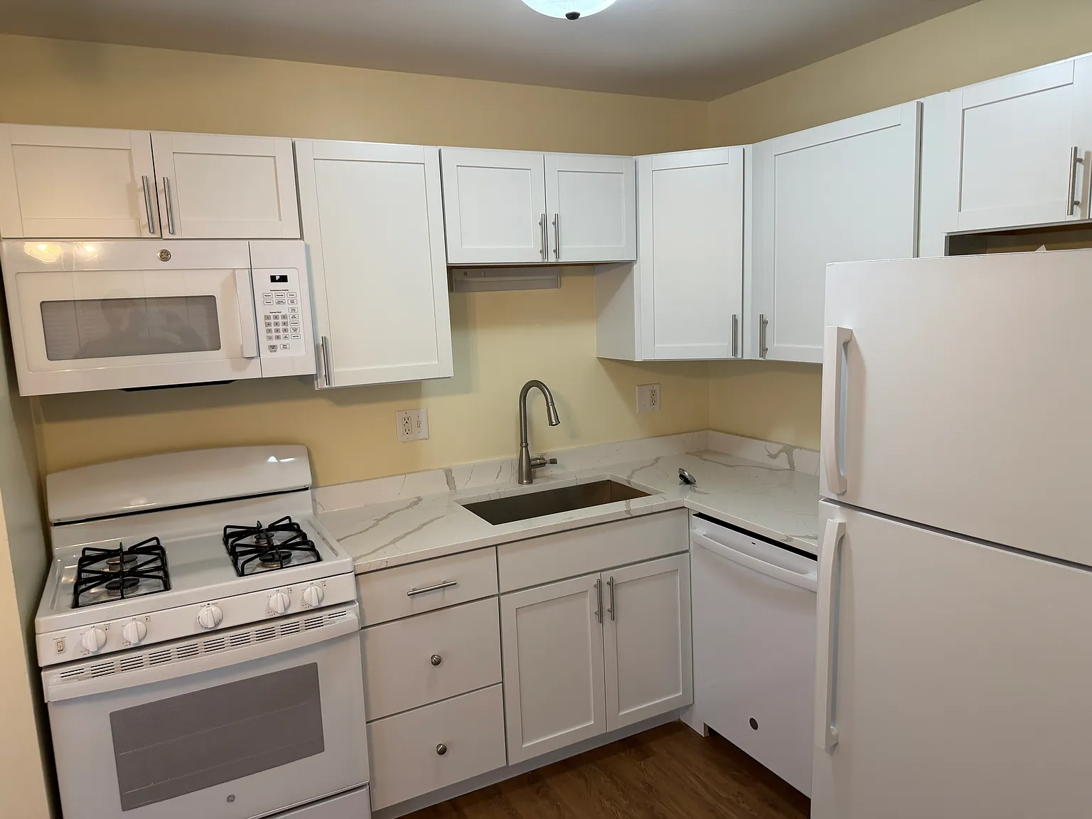 2 bed, 960 sqft, $1,400 — Photo 2