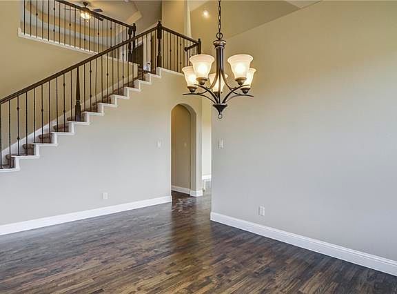 4th image of 411 Hogue Ln