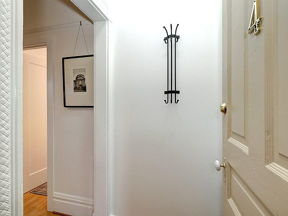 Entry to apartment 4.