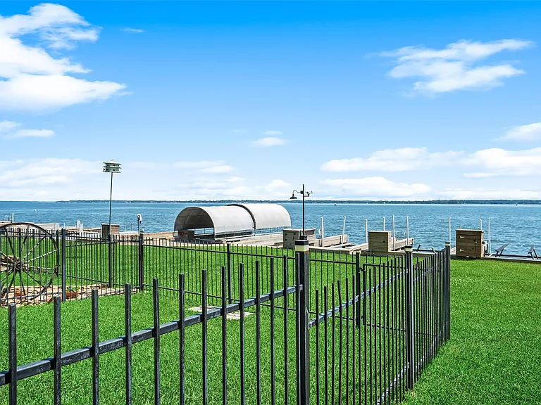 16 Regency Point — Photo 2
