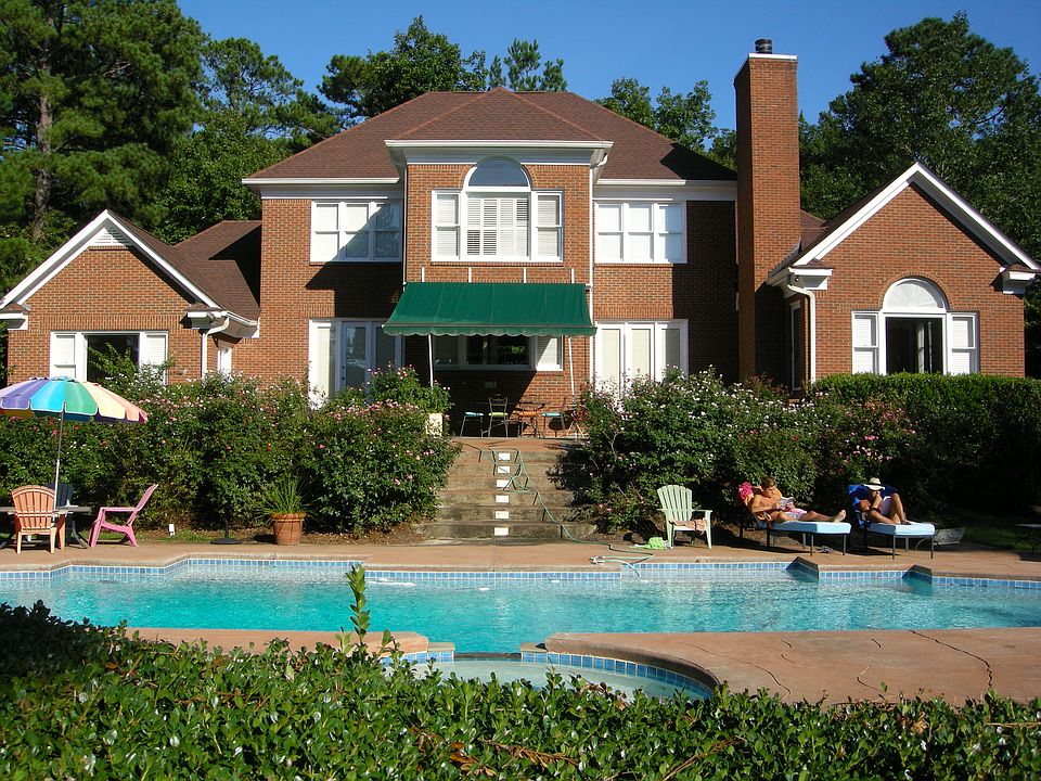 Backview, pool, patio, roses