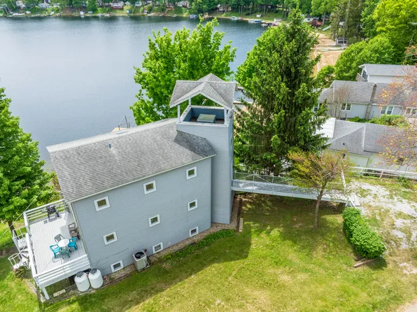 15657 Lakeview Dr, Buchanan, MI 49107