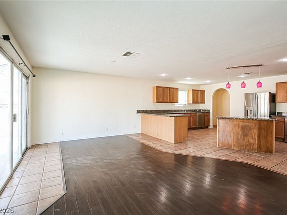 4th image of 716 Langtry Dr