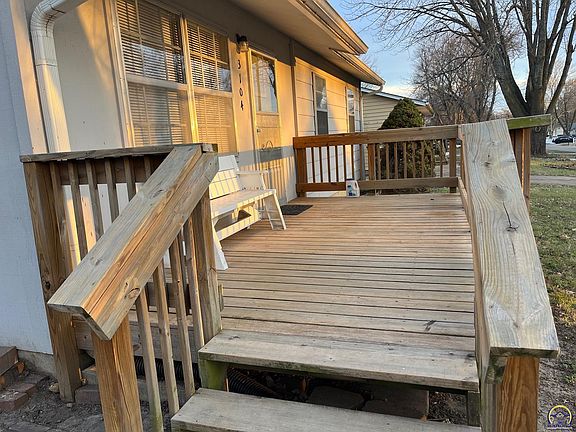 3rd image of 3104 SE Michigan Ave