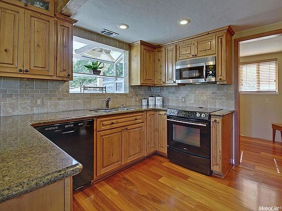 5th image of 1131 Large Oak Dr
