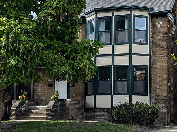 2nd image of 1940 Gladstone St #1