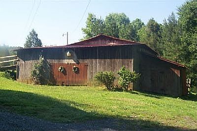 6 stall barn with hay loft