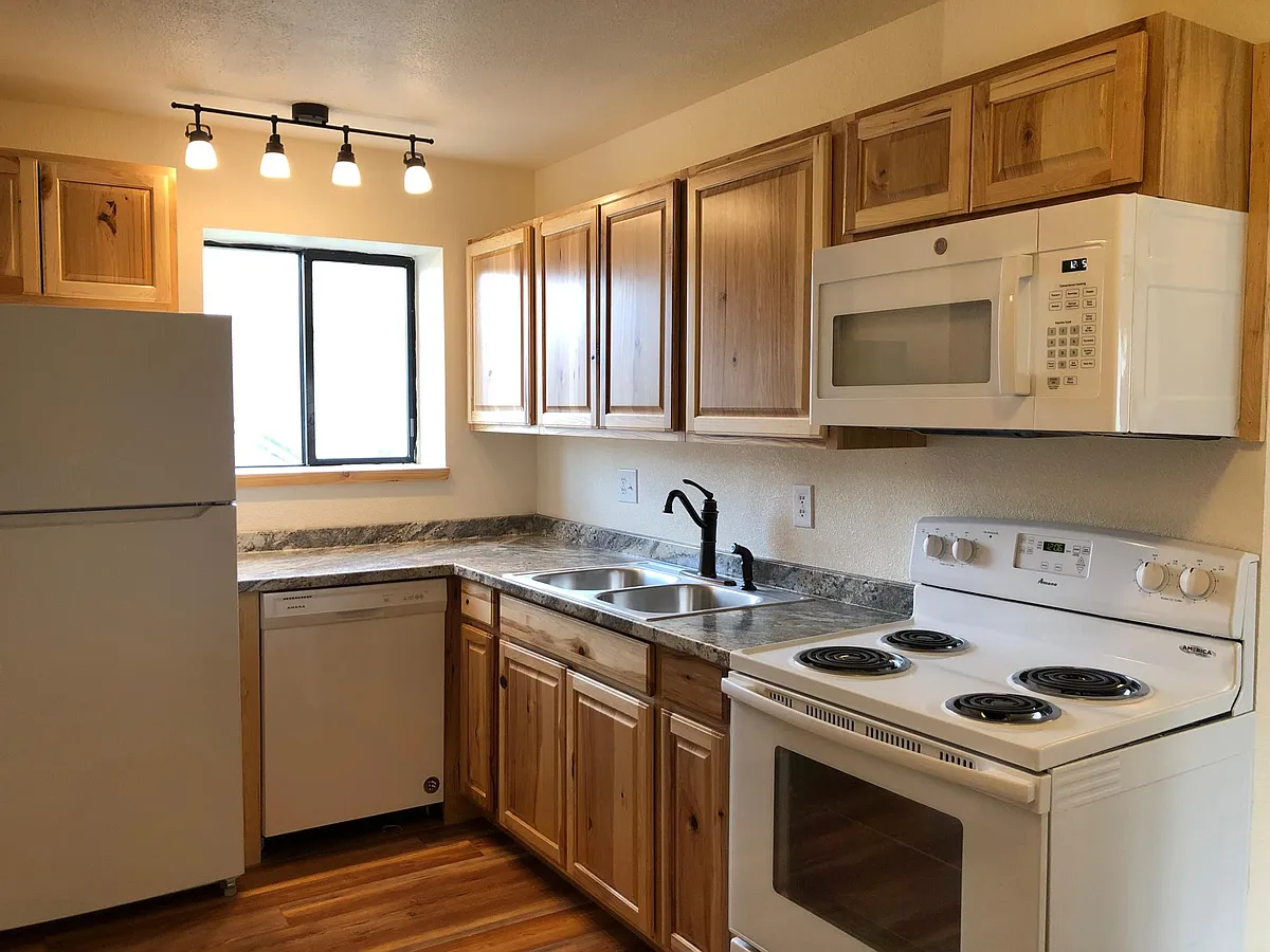 Building Photo - 605 Princeton Ave N #B