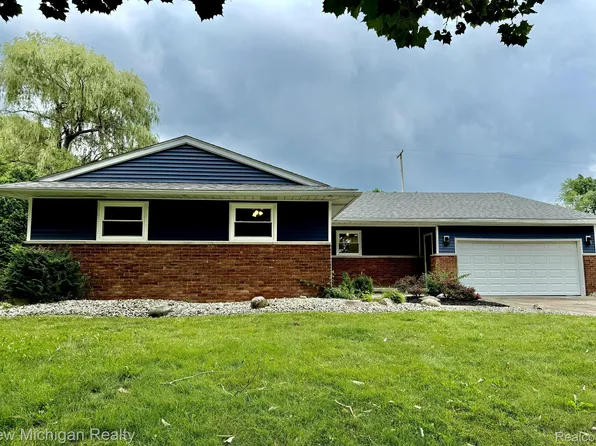 350 Woodbridge Dr, Grand Blanc, MI 48439