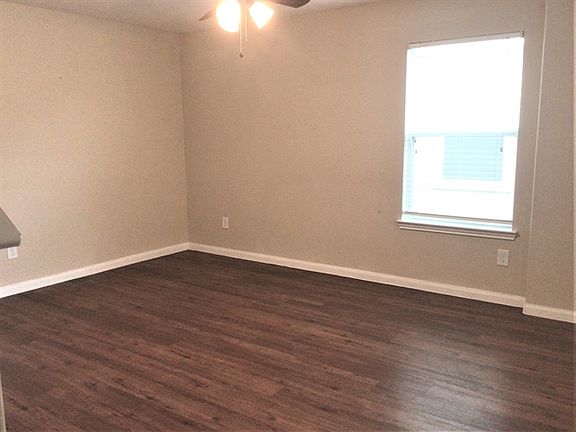 3rd image of 818 Darbydale Crossing Ln