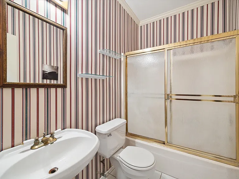 321 W 13th St — Photo 9