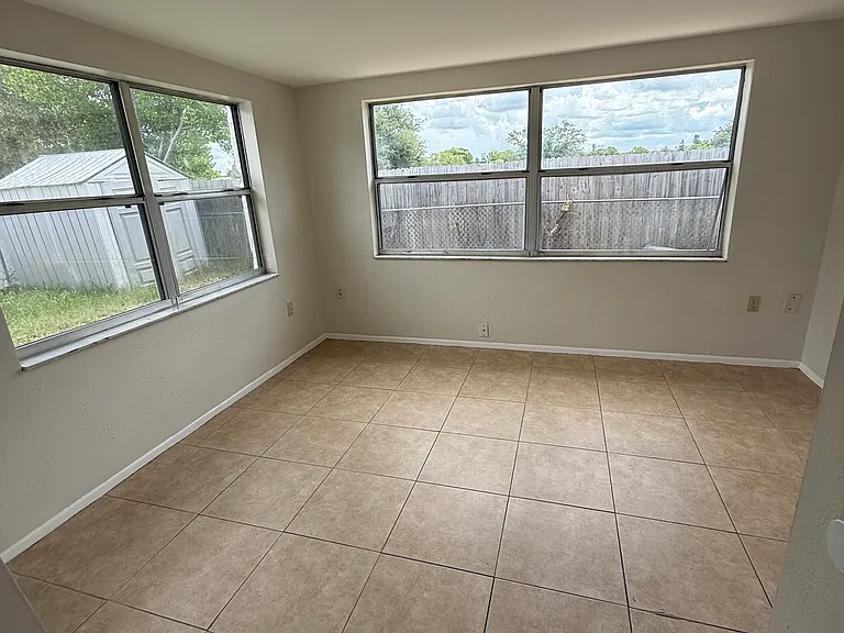 5114 Greenwood St — Photo 6