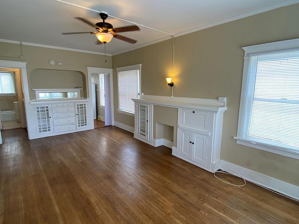 Large top floor studio with ceiling fan