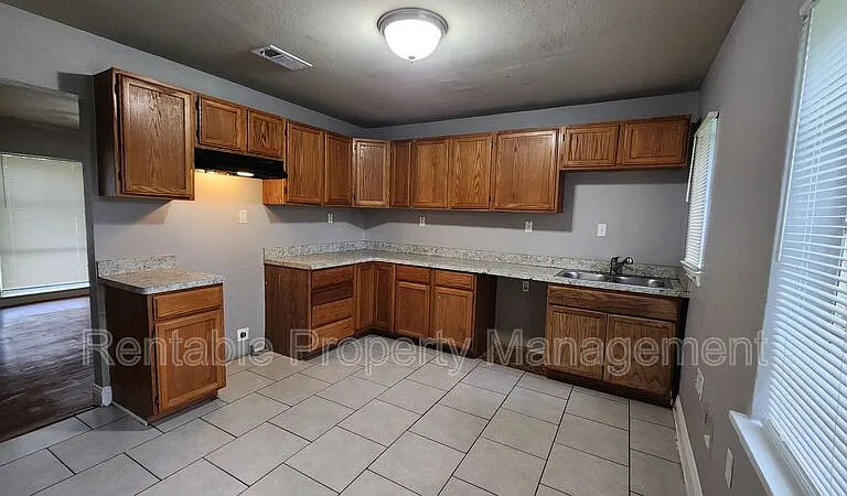 406 W 14th St — Photo 13