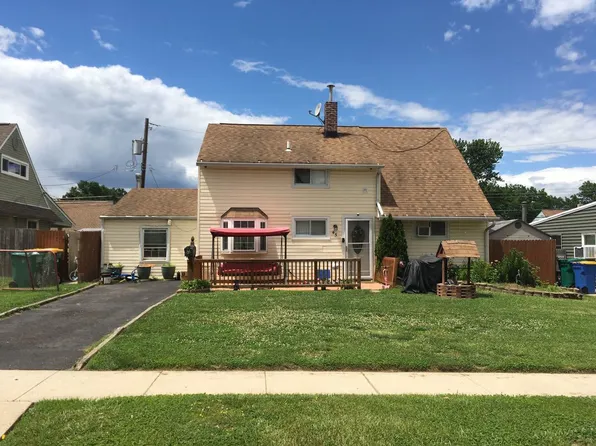 45 Woodbine Rd, Levittown, PA 19057