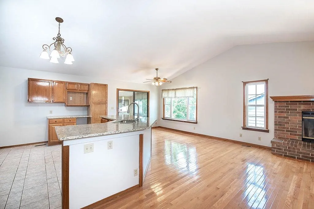 4 bed, 3.0 bath, 2374 sqft, $1,650 — Photo 3