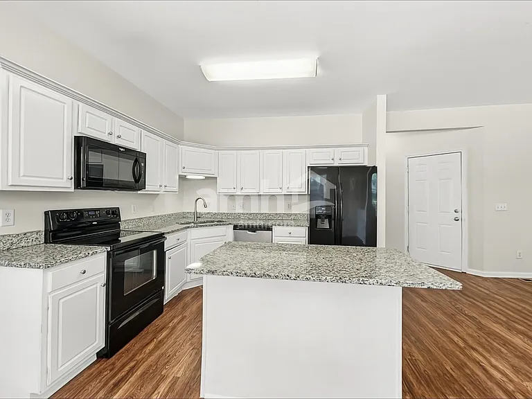 1513 Cardinal Ln — Photo 4