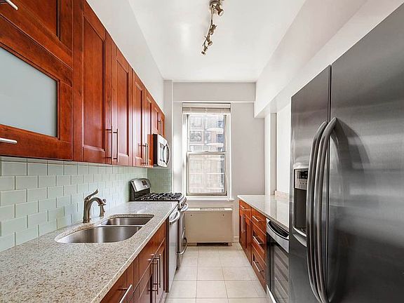 3rd image of 250 E 65th St APT 14H