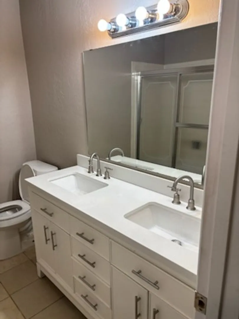 Comfortable & Move-In Ready 3 Bedroom Brick Home in the Skyline East Area! — Photo 2