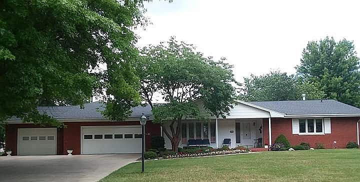 Brick ranch/3 stall garage