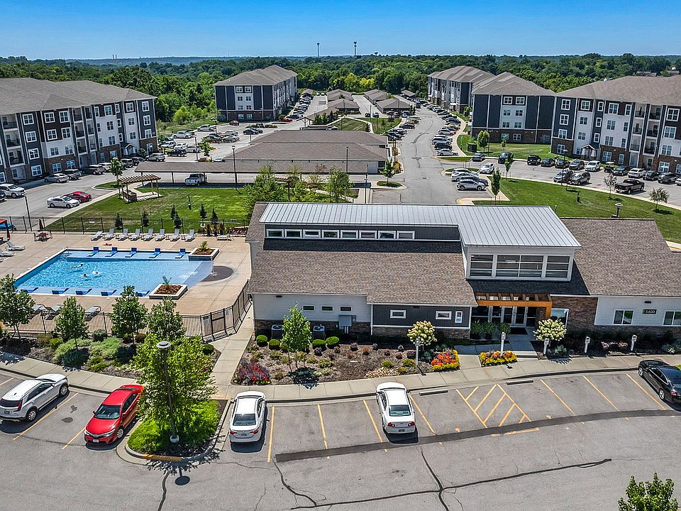 Community amenities include a resident clubhouse, resort-style pool, outdoor kitchen, hammock courtyard, and dog park.