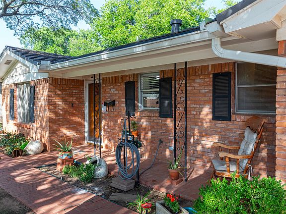 4th image of 2310 Crescent Dr