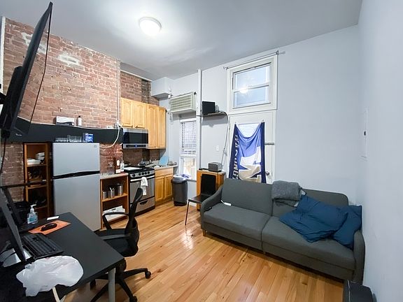 3rd image of 13 Saint Marks Pl APT 1G
