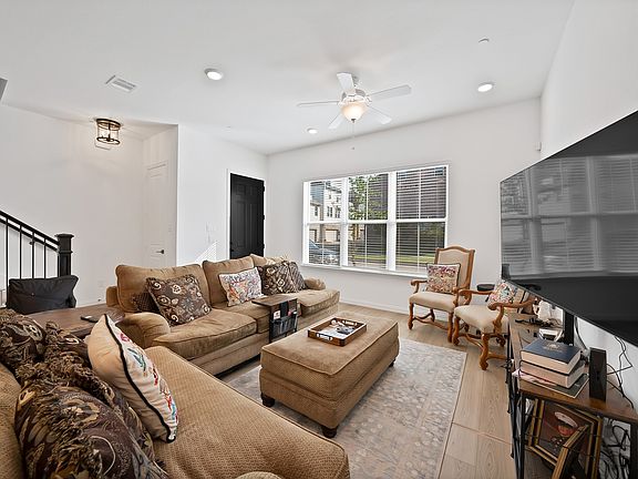 3rd image of 4420 Henderson Ave