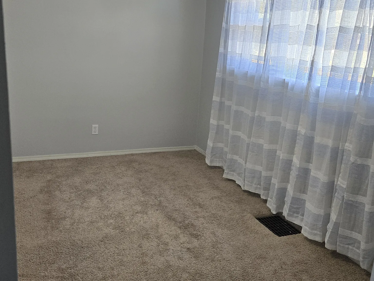 Charming 2-Bedroom House with Detached Garage in Strathearn 9538-86 Street — Photo 3
