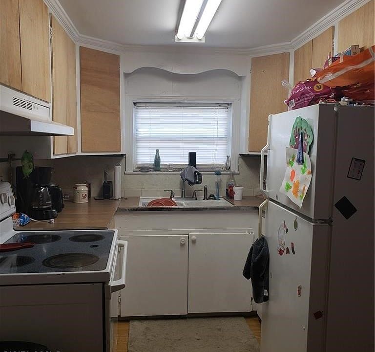 2nd image of 229 Avenue H NW