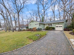 6 Belaire Dr, Roseland, NJ 07068