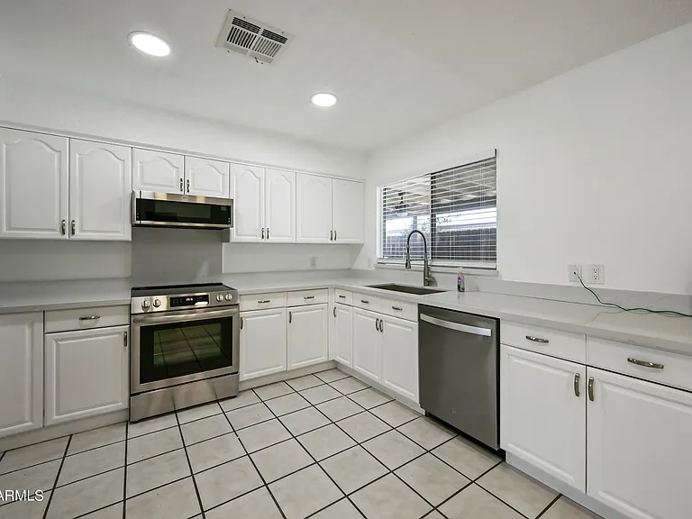 5833 W John Cabot Rd — Photo 8