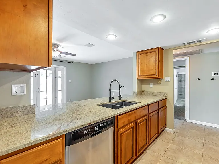 505 E Carson Dr — Photo 4