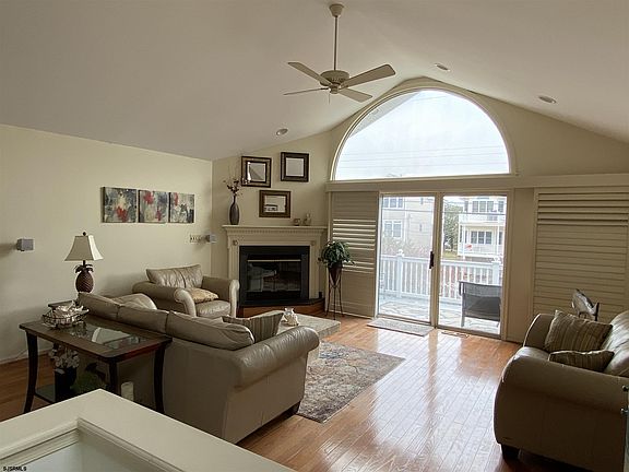 4th image of 1610 Wesley Ave #C2