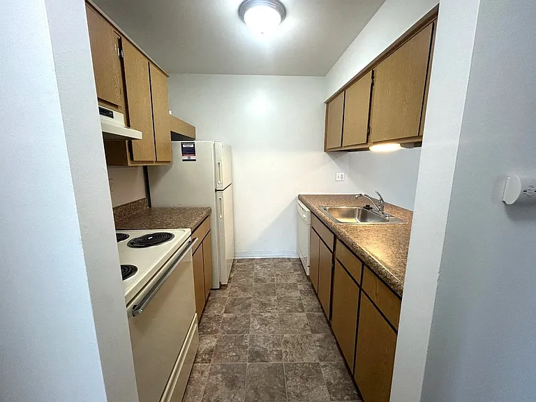 Charter Oaks Apartments — Photo 151