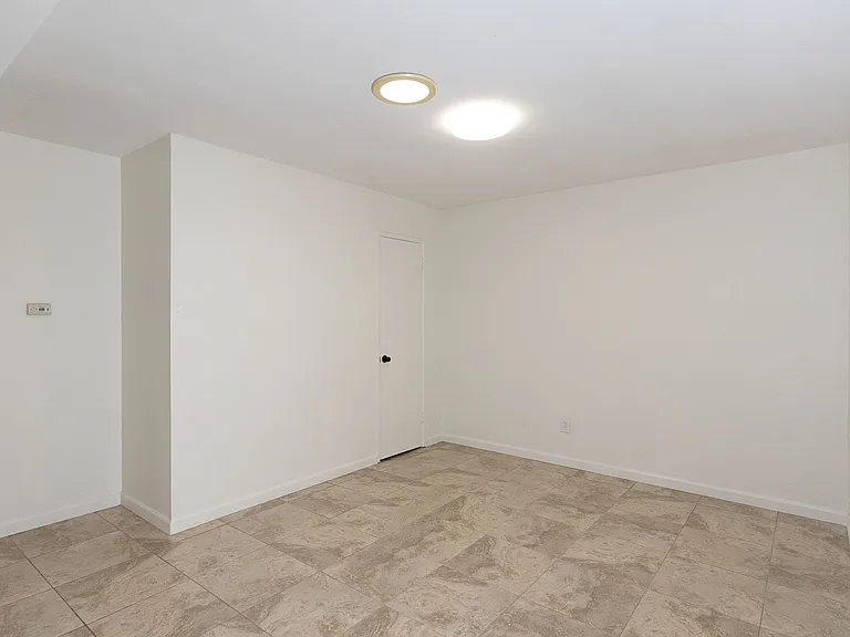 136 Oxnard Ave — Photo 7