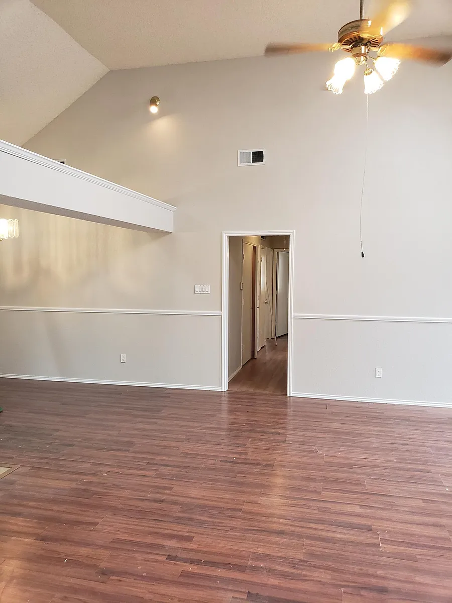 Building Photo - 940 S Old Orchard Ln
